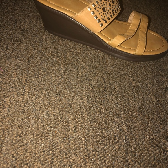 Tan low wedge sandals - Picture 3 of 4